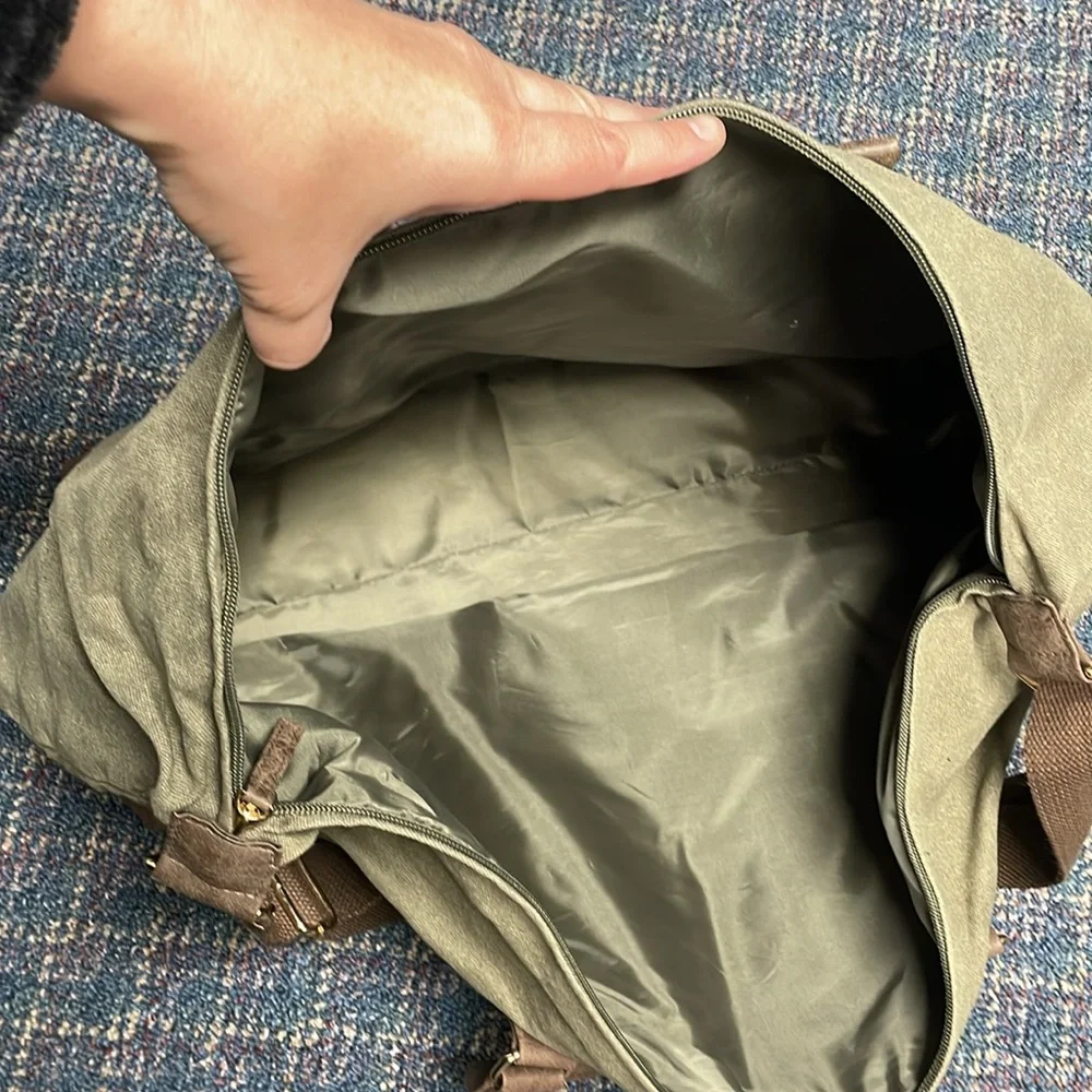 Preloved Unbranded Men’s distressed duffle bag, olive green and brown